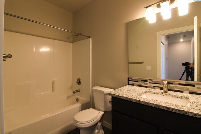 Building Photo - 3 bed, 2.5 bath townhome in Kennewick