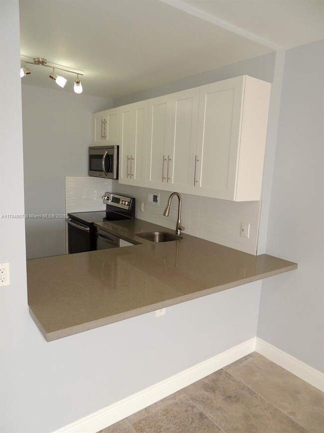Building Photo - 1455 N Treasure Dr