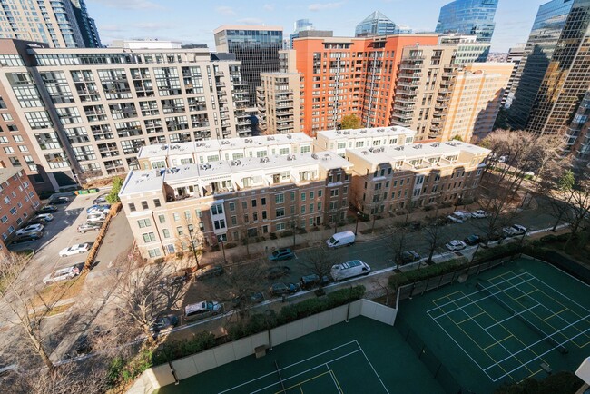 Building Photo - 1600 N Oak St