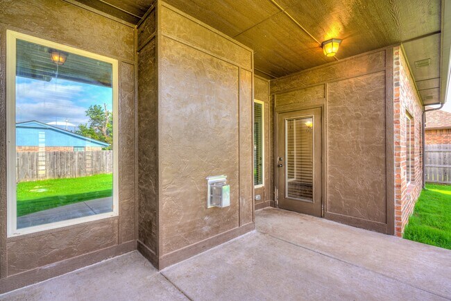 Building Photo - AVAILABLE THE END OF APRIL! 3 OR 4 BDRM, 2 BATHRM, 2 CAR & STORM SHELTER