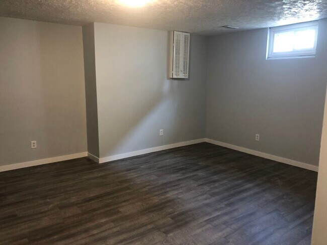 Building Photo - Home For Rent Bellevue.