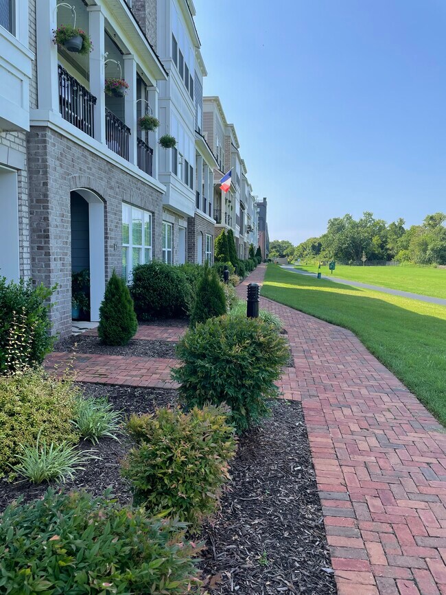 Building Photo - 2 Capital Trail Row