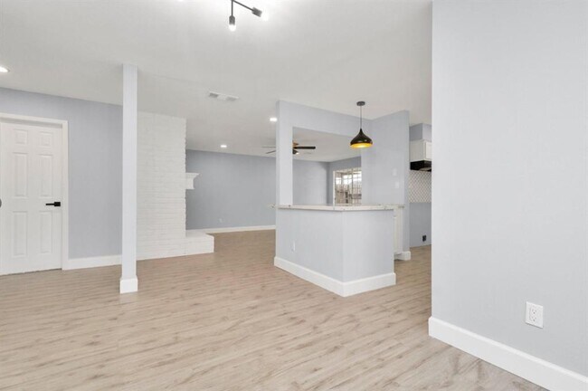 Building Photo - 9404 Beechnut St