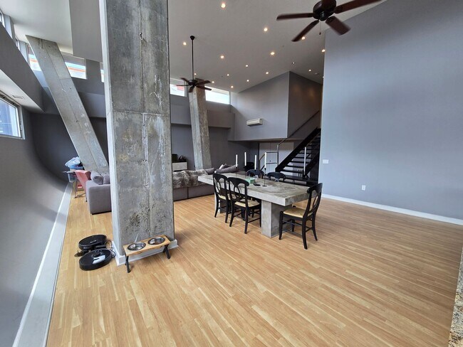 Building Photo - HUGE Stunning Bright 3 bed 2.5 bath loft i...