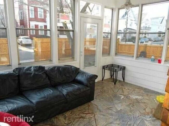 Building Photo - Allston 4 Bed / 2 Bath – Parking Available – A/C & Water Included – 9/1