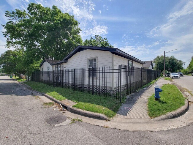 Building Photo - 3416 Europa St