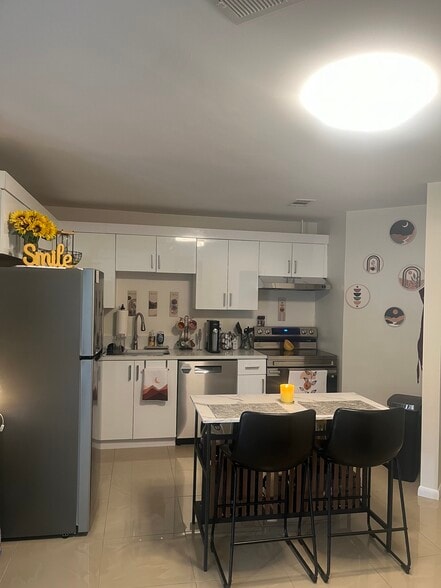 Building Photo - 1985 NE Collins Cir