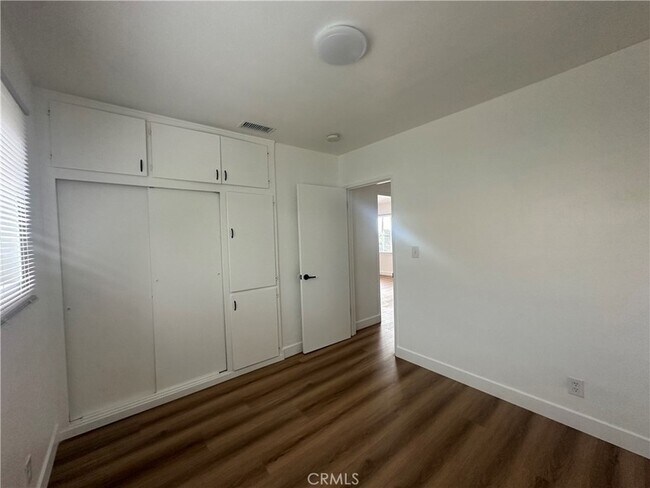 Building Photo - 4930 N Vincent Ave
