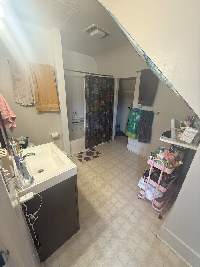 Building Photo - Great 6 bdrm/2 bath close to WWU and downtown