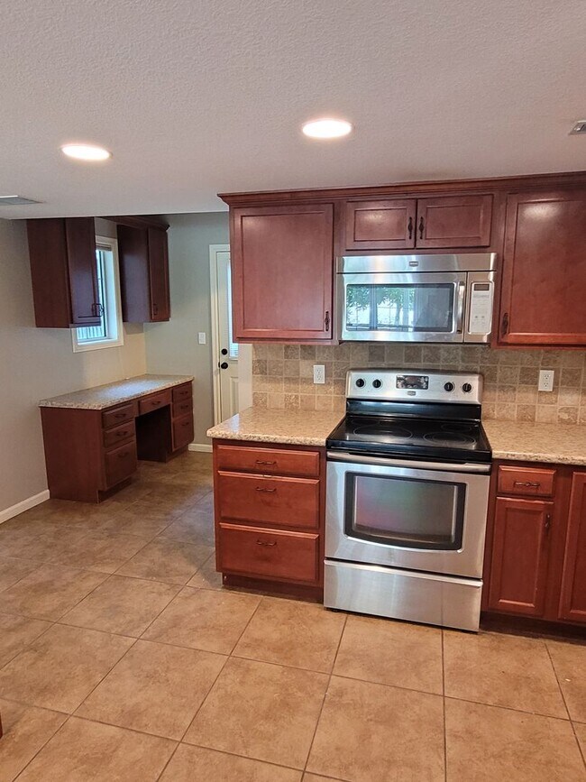 Building Photo - 3 Bedroom 2.5 Bathroom Home