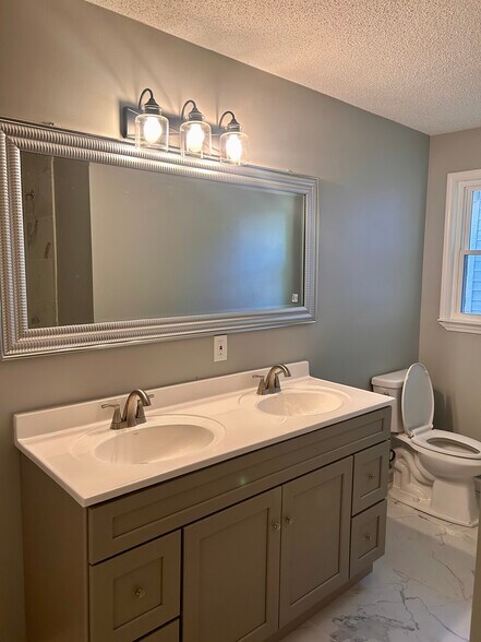 Building Photo - 553 Glenwood Dr