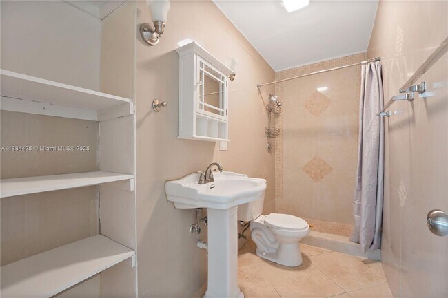 Building Photo - 2441 Tarpon Dr