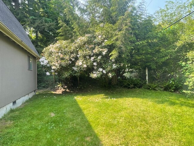 Building Photo - Nicely Maintained Clinton Home with Upgrades and Fenced Yard!