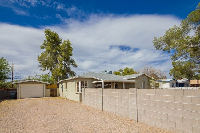 Building Photo - Great Central Location