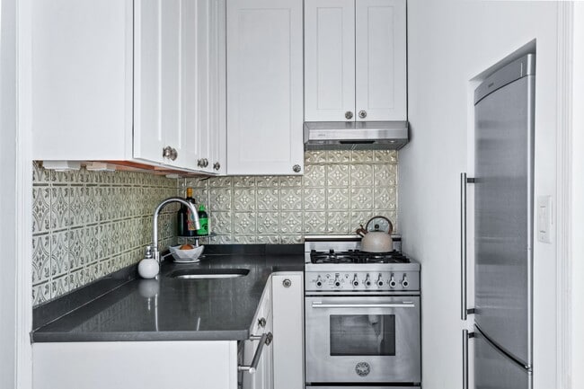 Building Photo - 507 E 12th St