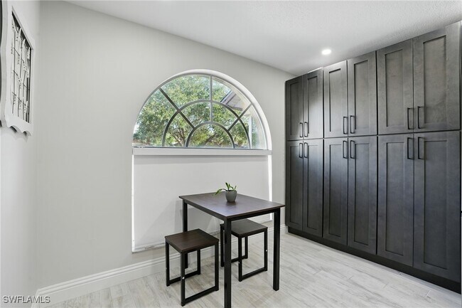 Building Photo - 9624 Crescent Garden Dr