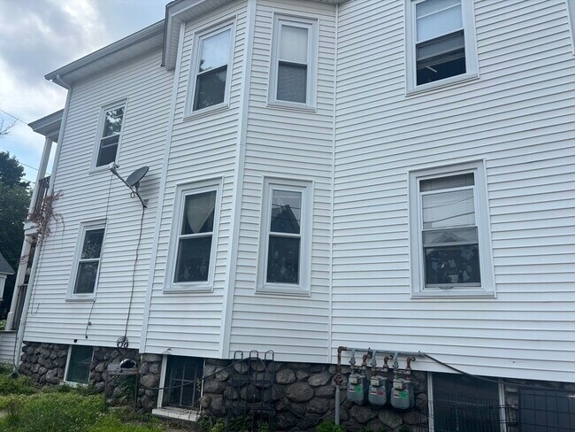 Building Photo - 8 Stearns St