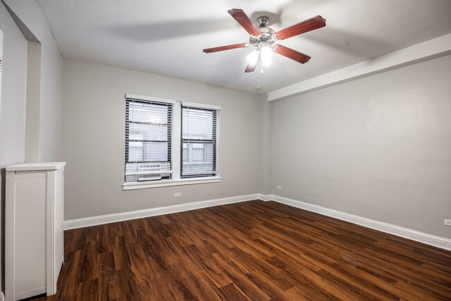 Building Photo - 1140 N La Salle Dr