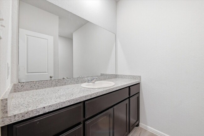 Building Photo - "Spacious 5-Bedroom Oasis in Fort Worth with 2 Full Baths and 2075 Sq Ft of Comfort!" Section 8 W...