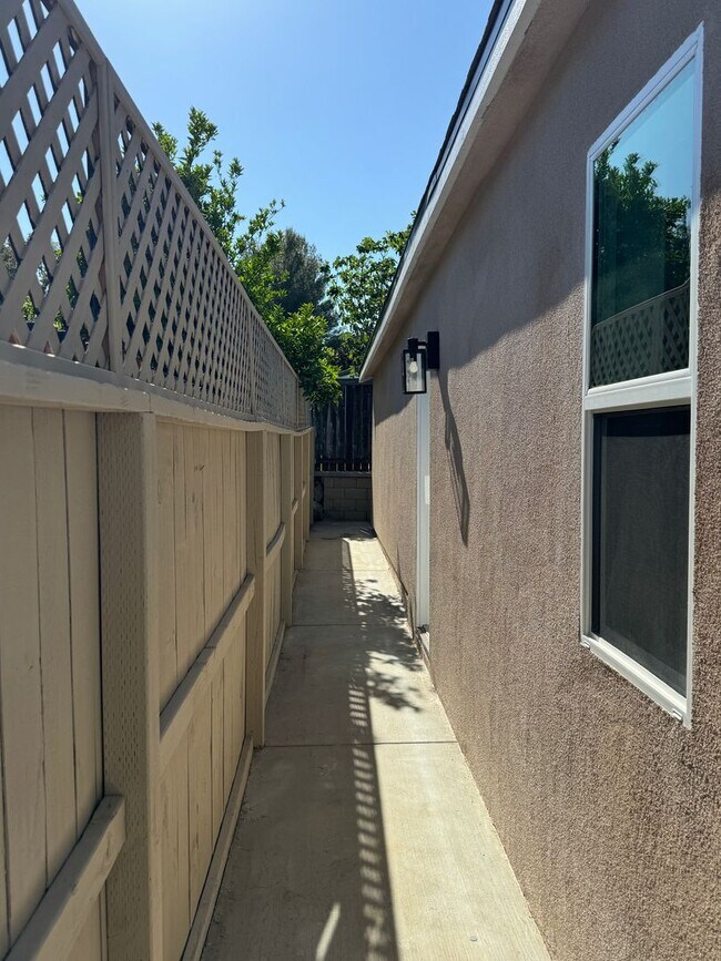 Building Photo - 4917 Briggs Ave