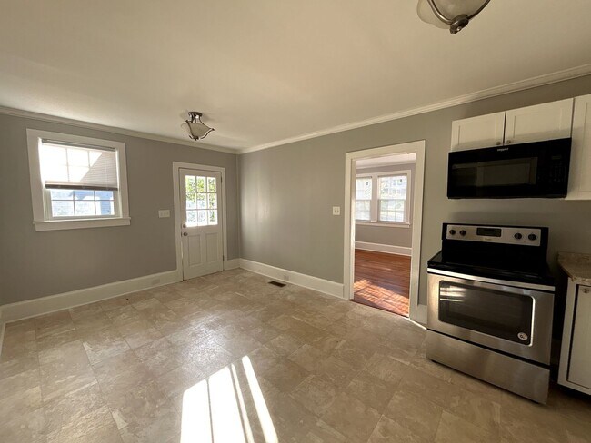 Building Photo - Move-In Ready Home with Spacious Backyard & Prime Location