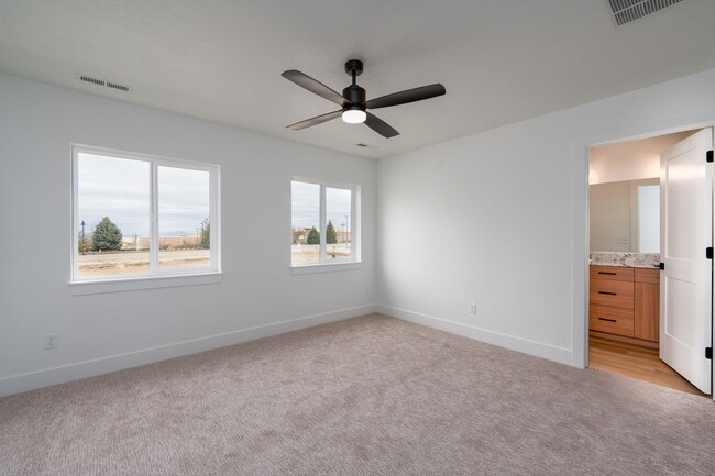 Building Photo - Row Home with 1 car garage 2 bed, 2.5 bath