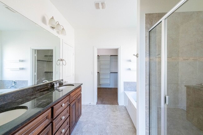 Building Photo - 4 Bedroom 2 Bathroom Ready to rent April 1st, 2026