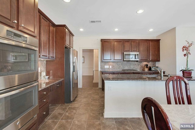 Building Photo - 910 Four Seasons Ln