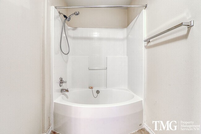 Building Photo - Single level main floor 2br/2ba Condo with Garage & W/D near Nike / Intel / St. Vincent Hospital