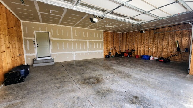 Building Photo - 5 Bedroom, 3 Full Bathroom House with 3 Ca...