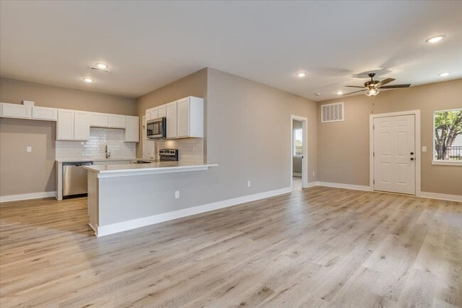 Building Photo - Skyway-Maxine Plan