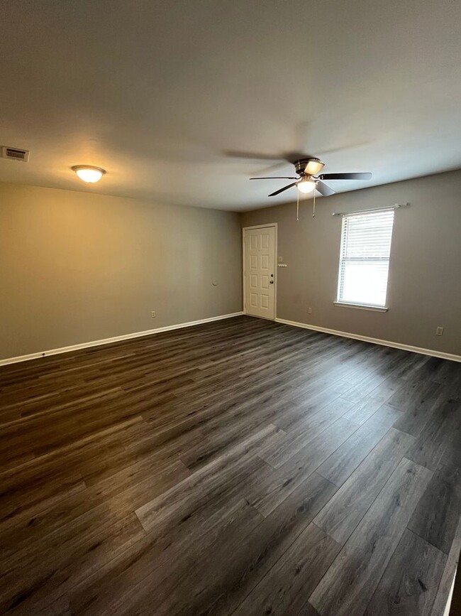 Building Photo - 218 Bellevue Cir