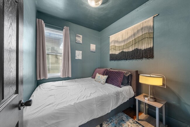 Building Photo - 340 E Clarence St