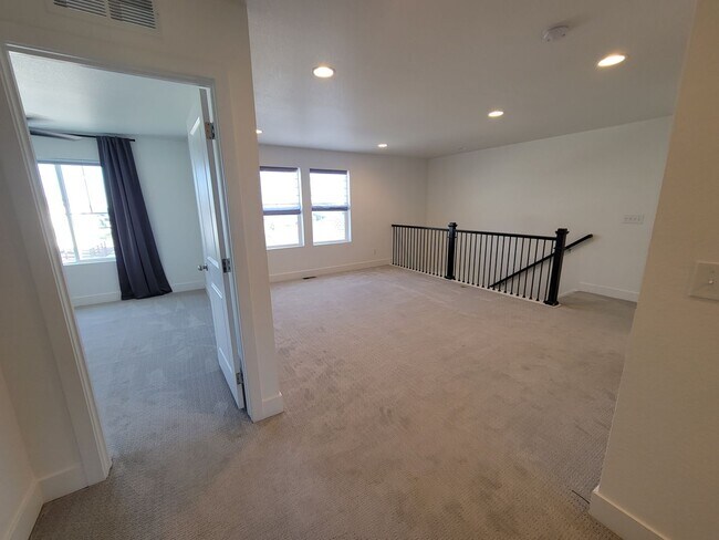Building Photo - Stunning and spacious 4.5 bedroom, 3 bathroom home located in Morgan Hill