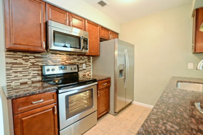Building Photo - 4 bed 2 bath home