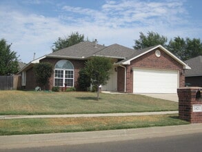 Building Photo - Two Living Areas!!! Spacious Three Bedroom Home in the Woodcreek Addition... Minutes from Campus,...