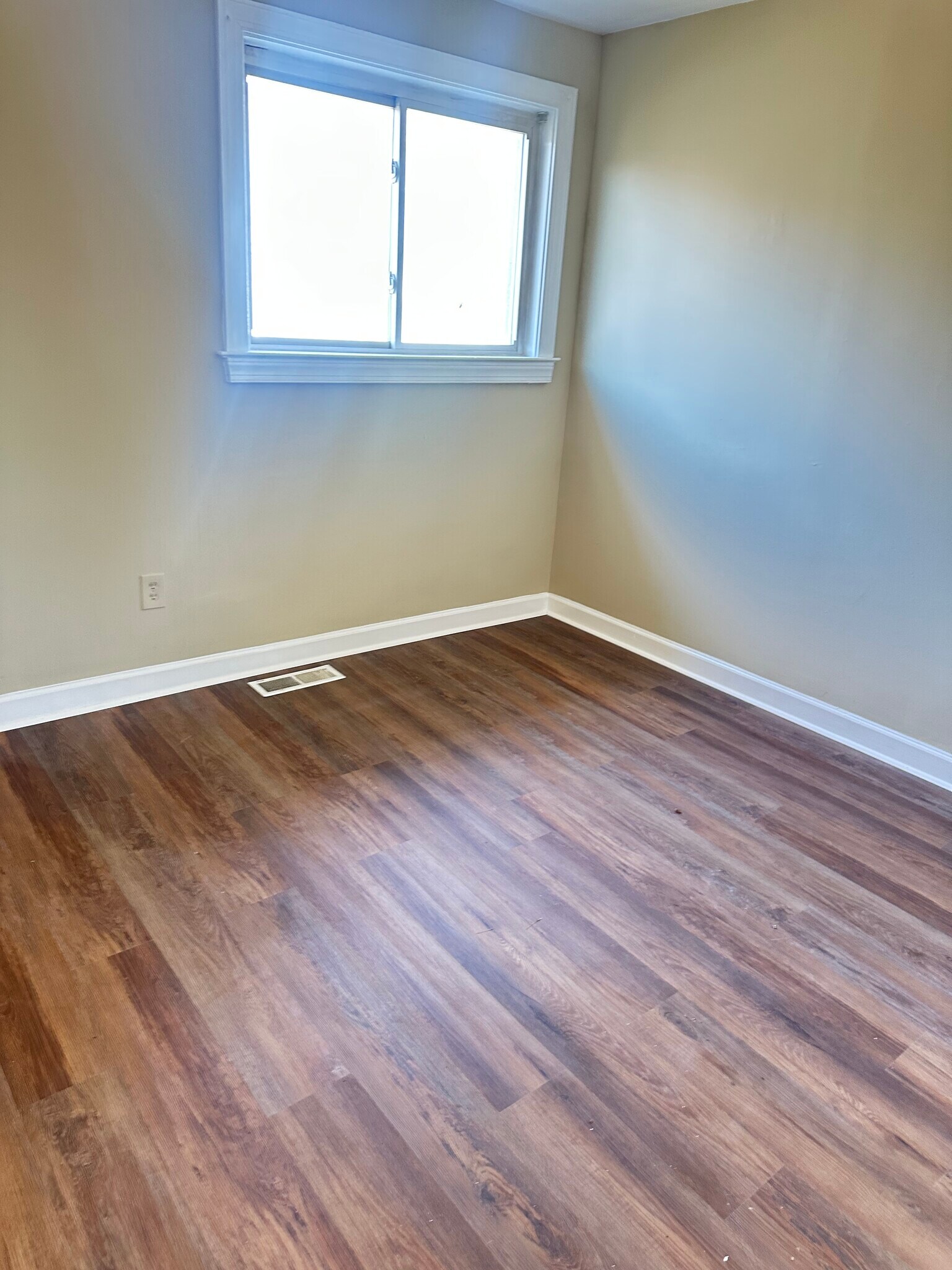 Building Photo - 750 Barnaby St SE