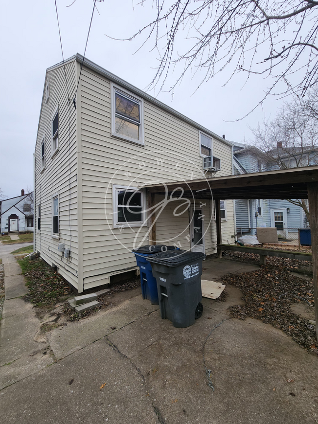 Building Photo - 3 bed 1 bath 2 story home in West Toledo-C...