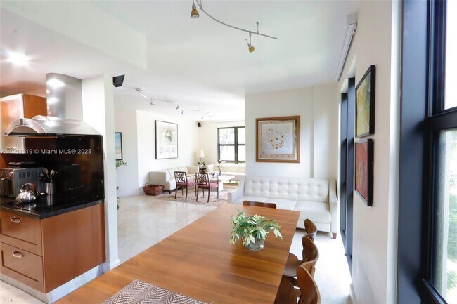 Building Photo - 1121 Crandon Blvd