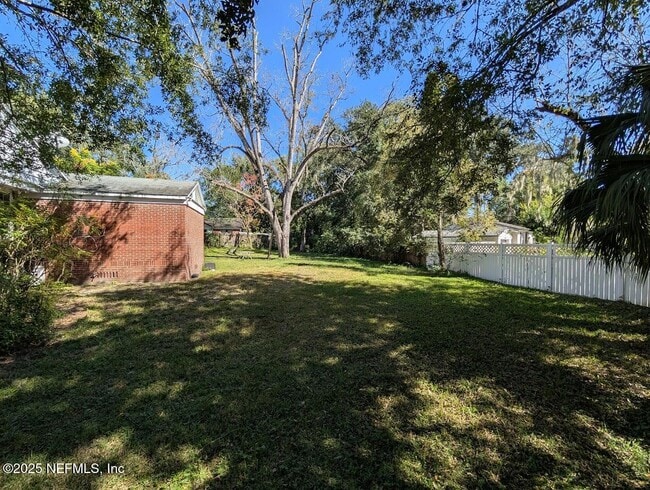 Building Photo - 1429 Azalea Dr