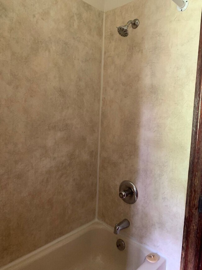 Building Photo - 4 bedroom, 1 bath, 3 story half double house