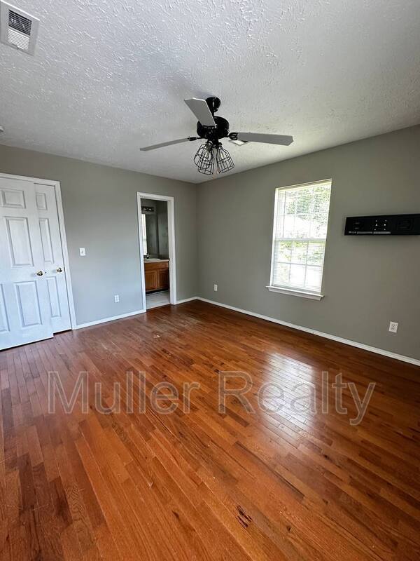 Building Photo - 621 Latham Ave
