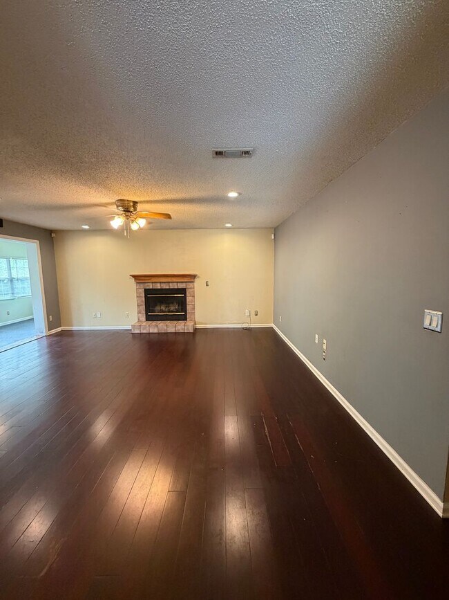 Building Photo - FOR RENT