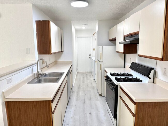 Building Photo - 403 Country Aire Dr