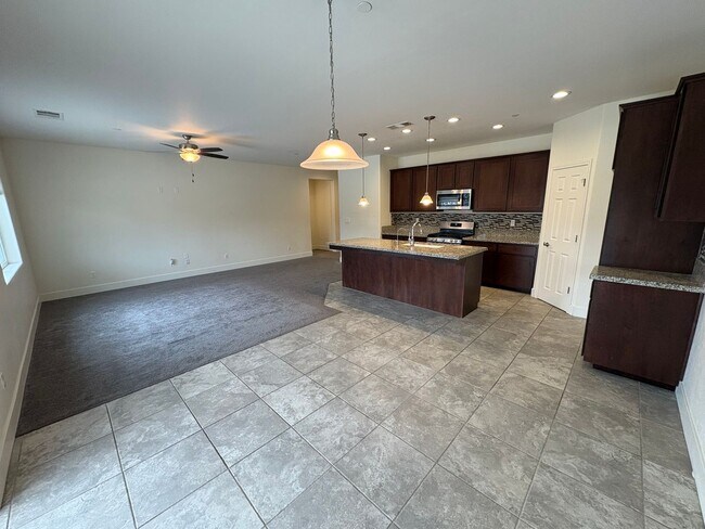 Building Photo - SE Visalia home Rent Ready!