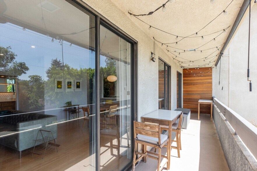 deck - 11322 Camarillo St
