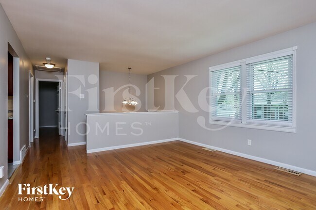 Building Photo - 1331 Glenstone Dr