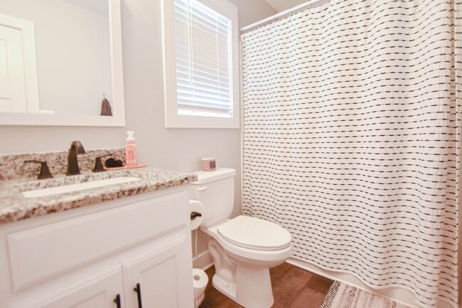 Building Photo - Pet Friendly Three Bedroom!
