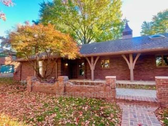 Building Photo - 615 E 101st Ter