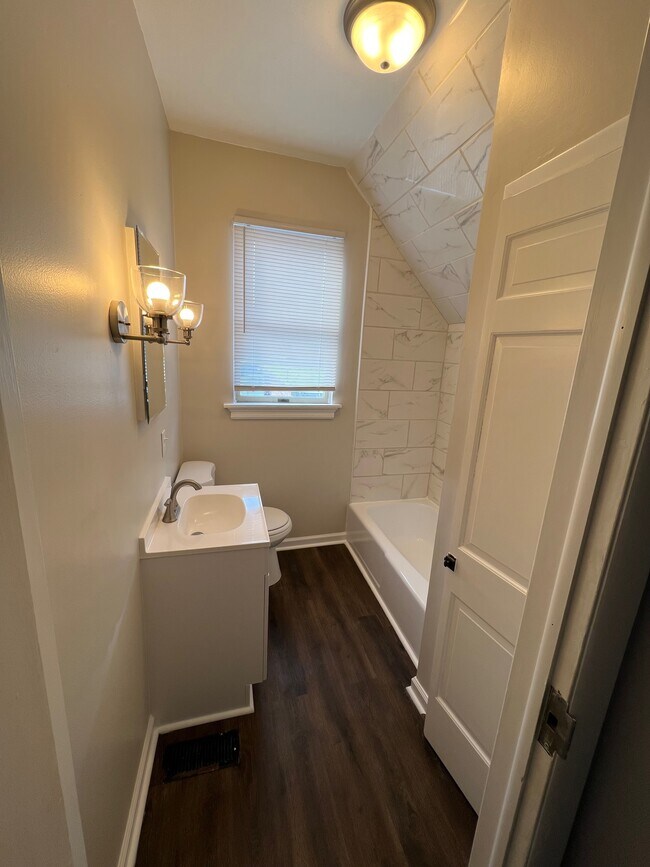 Building Photo - 1535 St Clair St